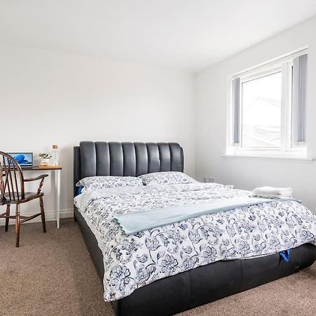 En-Suit Room With Free Dedicated Parking Manchester Bagian luar foto
