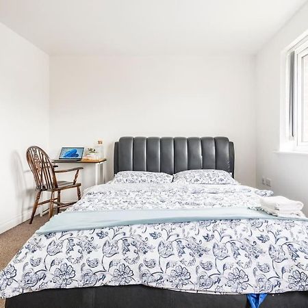 En-Suit Room With Free Dedicated Parking Manchester Bagian luar foto
