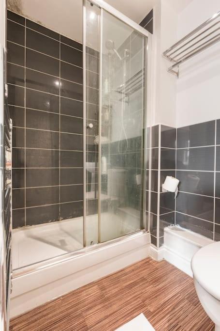 En-Suit Room With Free Dedicated Parking Manchester Bagian luar foto