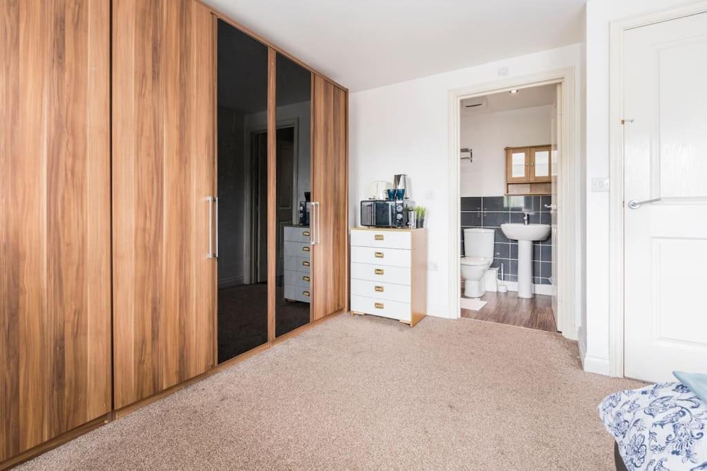 En-Suit Room With Free Dedicated Parking Manchester Bagian luar foto