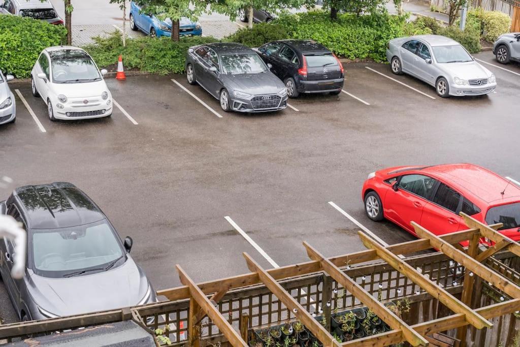 En-Suit Room With Free Dedicated Parking Manchester Bagian luar foto