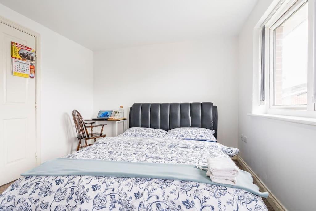 En-Suit Room With Free Dedicated Parking Manchester Bagian luar foto