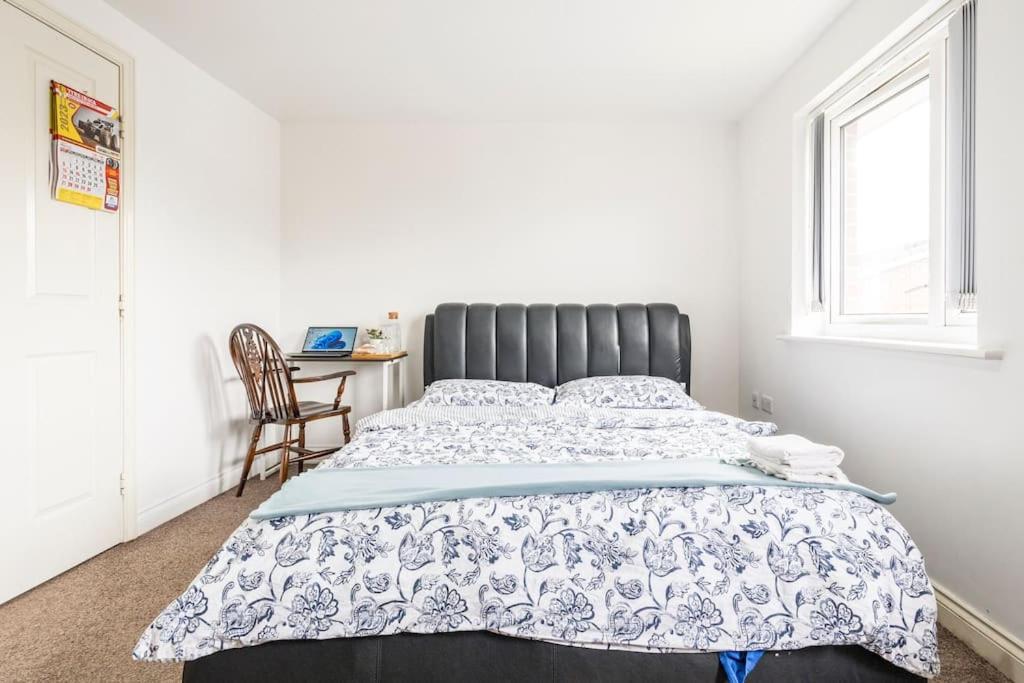 En-Suit Room With Free Dedicated Parking Manchester Bagian luar foto