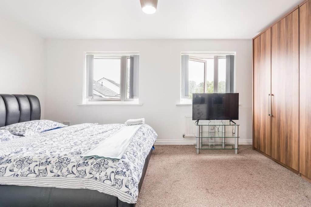 En-Suit Room With Free Dedicated Parking Manchester Bagian luar foto
